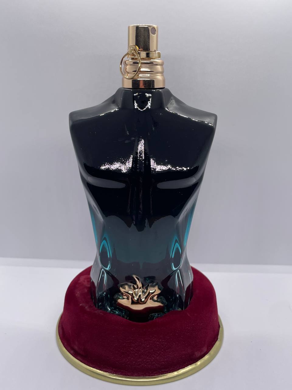 ￼Perfumes, colones